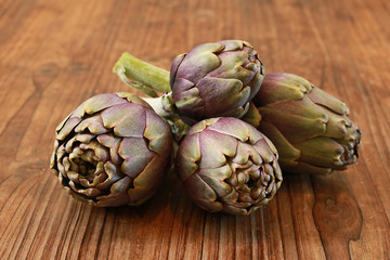 Fototapeta premium Artichauts violets sur une table en bois