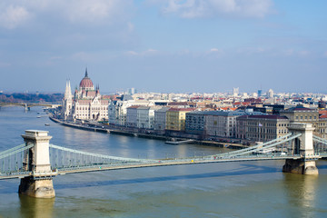 Obraz premium Panoramę panoramę Budapesztu, Most Łańcuchowy, węgierski parlament i domy.