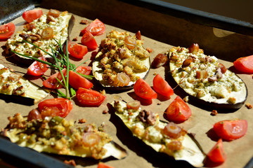 gebackene Auberginen als vegetarische Variante mit Feta, Walnüssen, Datteln und Kräutern sowie als vegane Variante mit Tofu, Oliven und Tomaten, ein leckerer Gemüsesnack aus Auberginenscheiben