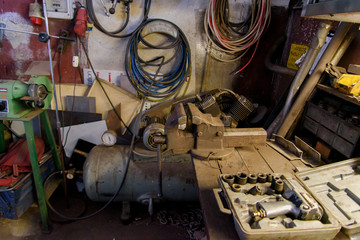 werkzeuge in einer autowerkstatt