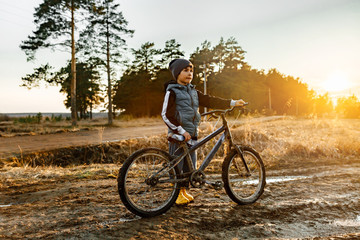 @olga_gim

stock photo, nature, people, wheel, fun, dawn, child, leisure, boy, lifestyle, bike
6-7 years old boy stands by the bicycle In the field a rural landscape sunset light.