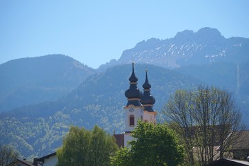 Fototapeta na wymiar Kirche in Aschau mit der Kampenwand
