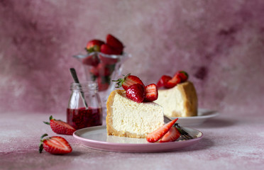 Cheesecake pieces decorated with fresh strawberries and sweet sauce