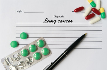 Lung cancer diagnosis written on a white piece of paper.