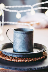 Pot tasse en métal avec arrière plan lumineux