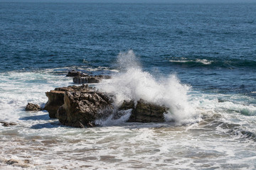 Fototapeta premium waves crashing on rocks