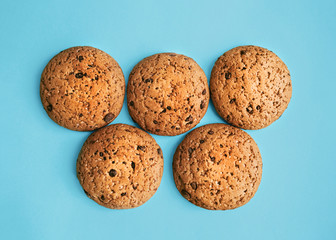 Homemade oatmeal cookies Top view photo Oatmeal cookies with chocolate chips on a blue background in daylight