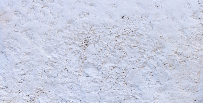 Struktur einer alten, sehr groben, wei&szlig; gestrichenen Wand - Panorama