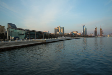 Obraz premium Panoramic view of the Caspian Sea in Baku. Panoramic view of Baku, Azerbaijan, skyline with historical and modern architecture. A bird's-eye view. Caspian Sea coast in Baku .