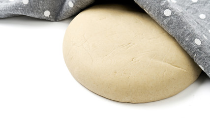 Surowe ciasto na chleb na zakwasie żytnim , wałek do ciasta na białym tle