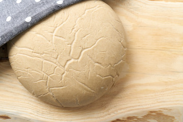 Surowe ciasto na chleb na zakwasie żytnim , wałek do ciasta na białym tle