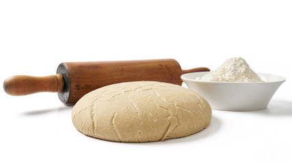 Fototapeta Surowe ciasto na chleb na zakwasie żytnim , wałek do ciasta na białym tle obraz