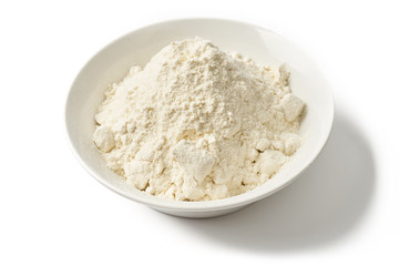 Mąka w szklanym pojemniku na białym tle