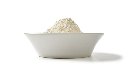 Mąka w szklanym pojemniku na białym tle