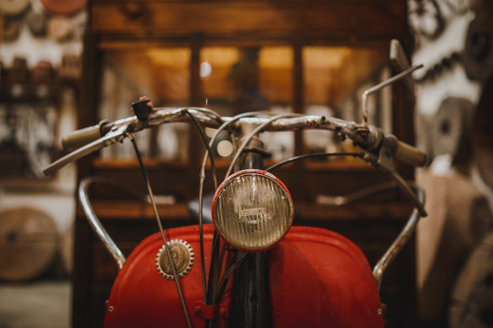 Motocicleta antigua de color blanco y rojo