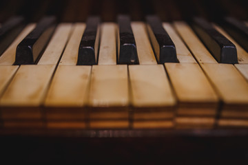 Fototapeta na wymiar Teclas de piano antiguo con colores cálidos