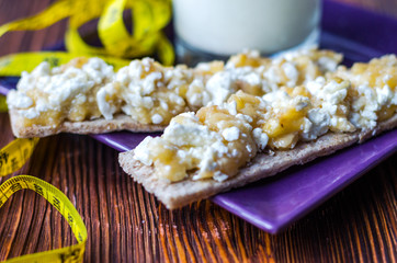 bread substitute with cottage cheese and fruit