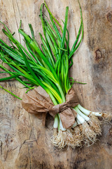 Obraz premium Fresh red and white onions on wood background