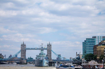 Obraz premium London Bridge and HMS Belfast in the harbor in a single panorama, London UK