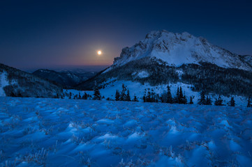 Noc śnieżnego księżyca