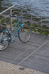 Fototapeta na wymiar Abgestelltes Fahrrad am Flussufer