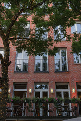 Fototapeta na wymiar Altes Speicherhaus mit Balkon
