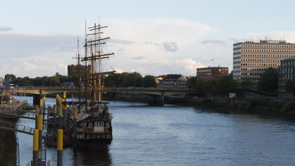 Bremen - Stadtlandschaft mit Schiffen am Fluss