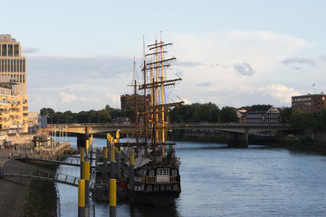 Fototapeta premium Bremen - Stadtlandschaft mit Schiffen am Fluss