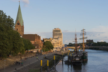 Bremen - Stadtlandschaft mit Schiffen am Fluss