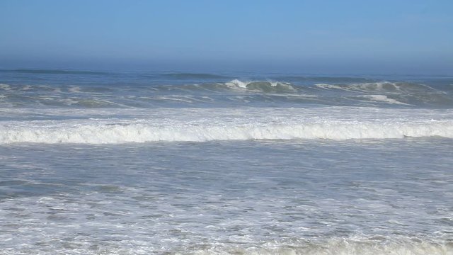 Wellen brechen sich an der Atlantikk&uuml;ste von Marokko