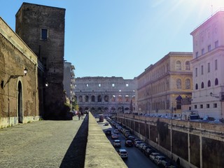 Colosseo visto in fondo ad una strada a Roma in Italia.