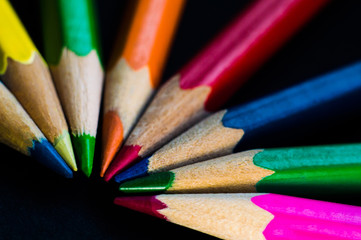 Naklejka premium Pencils with different colors on black background