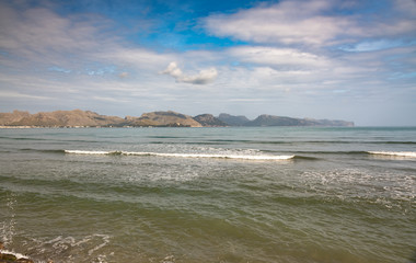 Blick über das Meer Richtung Bergwelt Spaniens