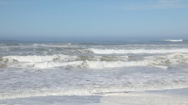 Wellen brechen sich an der Atlantikk&uuml;ste von Marokko