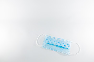 Mundschutz vor neutralem Hintergrund mit viel Copyspace