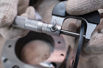 The process of measuring the ring of a large diesel engine in a machine-building plant