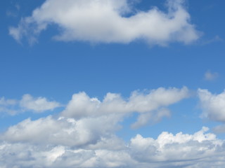 Fototapeta premium céu azul com nuvens brancas azul e branco 