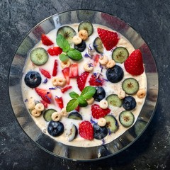 Ein Schälchen mit Obst und Joghurt