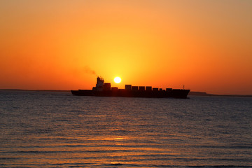 Obraz premium ship on the background of the Golden sunrise