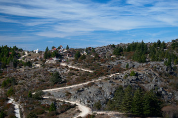 Senderos de montaña con escasa vegetación.