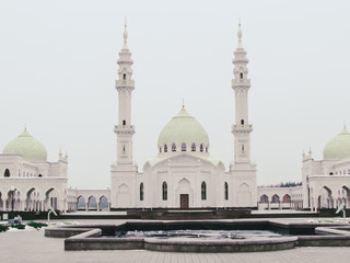Fototapeta na wymiar White Mosque in the city of Bulgar. Fountain in front of the mosque. Islam
