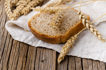 Sliced rye bread on cutting board closeup