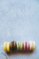 Macarons colorés alignés sur un fond en matière marbré