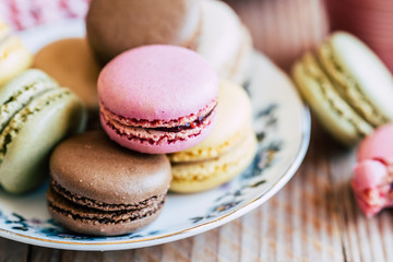 Dégustation de macarons colorés aux saveurs diverses