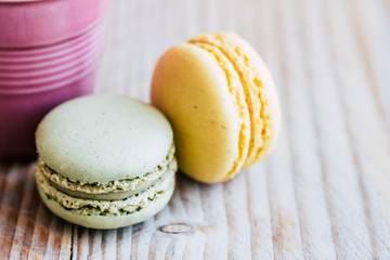 Dégustation de macarons colorés aux saveurs diverses