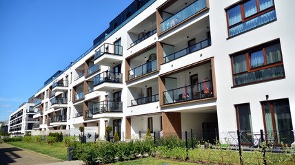 Obraz premium Modern apartment building on a sunny day with a blue sky. Facade of a modern apartment.
