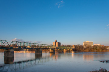 The Calhoun St Bridge, on the Delaware River, connect the town of Morrisville, in Pennsylvania, to the Capital of New Jersey, Trenton.