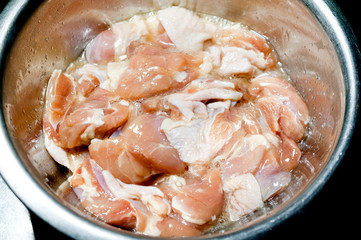 鶏モモ肉の下拵え