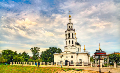 Fototapeta na wymiar The Epiphany Cathedral and cityscape of Oryol in Russia
