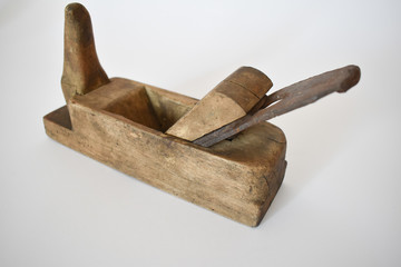 Stary, drewniany, brązowy hebel stolarski.